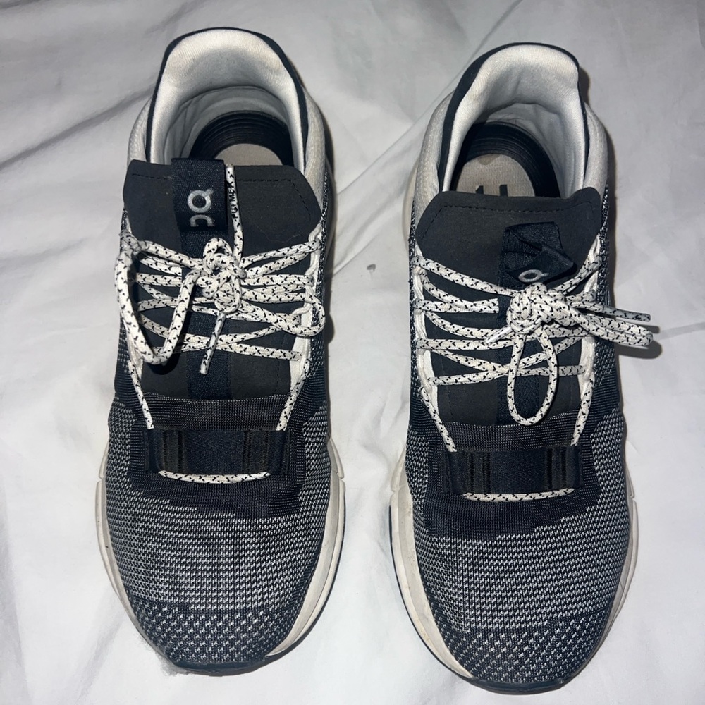 On Cloud Women's Navy/White Athletic Shoes Size 9.5